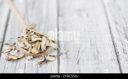 Portion frisch getrockneter weißer Pilze, Nahaufnahme, selektiver Fokus Stockfoto