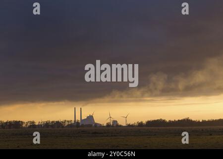 Kopenhagen, Dänemark, 07. April 2016: Kraftwerk Avedoere südlich von Kopenhagen bei Sonnenuntergang, Europa Stockfoto