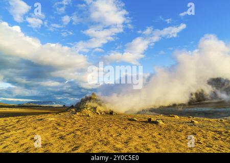 Dampfende Fumarolen im Geothermalgebiet Hverir im Norden Islands Stockfoto