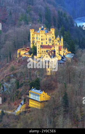 Schloss Hohenschwangau aus der Vogelperspektive mit See und bayerischen alpen, Füssen, Bayern, Deutschland, Europa Stockfoto