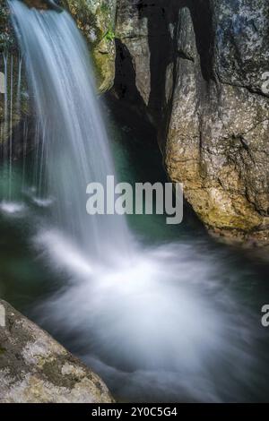 Wasserfall an der Val Vertova Torrent Lombardei in der Nähe von Bergamo in Italien Stockfoto