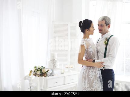 Gut gelaunt verheiratet paar stehen in weißen Raum Stockfoto