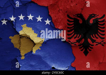 Flaggen des Kosovo und Albaniens auf gerissene Wand gemalt Stockfoto