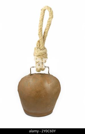 Alte Kuhglocke mit geknoteten Seil auf weißem Hintergrund Stockfoto