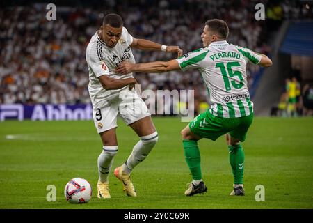 Madrid, Spanien. September 2024. Französin Kylian Mbappé (L) heute Nachmittag im Santiago Bernabeu Stadion in Madrid. Mit zwei Toren vom Franzosen Kylian Mbappé besiegte Real Madrid Real Betis in der vierten Runde der Liga heute Abend im Santiago Bernabeu Stadion in Madrid. Quelle: SOPA Images Limited/Alamy Live News Stockfoto