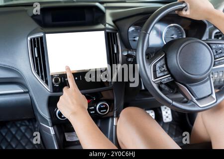 Monitor im Fahrzeug isolierter leerer Bildschirm für Navigationskarten, GPS-Rückfahrkamera und Einparkassistent. Fahrzeugdisplay mit leerem weißen Bildschirm für Design Stockfoto