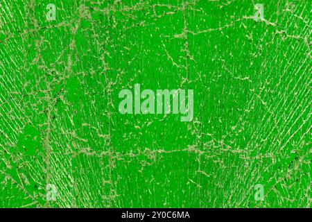 Glas zerbrochen in eine große Anzahl von Stücken und Rissen, ein Stück Glas mit einer großen Anzahl von Rissen und gebrochenen Teilen Stockfoto