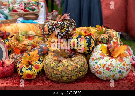 Bunte, handgemachte Plüschkürbisse, die für Halloween bereit sind. August 2024. Stockfoto