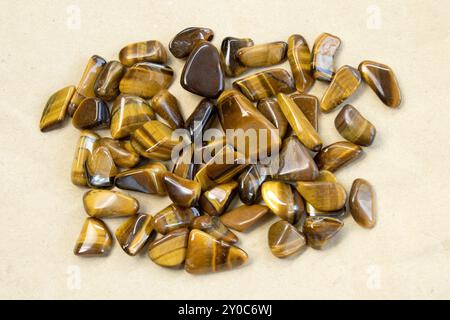 Naturmineralischer Edelstein Tiger's Eye Tigers Eye, Tiger Eye Edelstein als schöner Hintergrund Nahaufnahme von oben Stockfoto