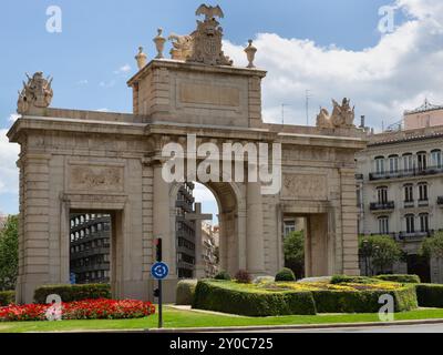 VALENCIA, SPANIEN - 17. MAI 2024: Blick auf das spanische Bürgerkriegsdenkmal (Puerta de la Mar 1944) im Stadtzentrum Stockfoto