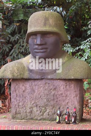 ...Das bleiben von einem Ehrenmal zum Gedenken an die Gefallenen des Weltkrieges eins uebrig, nachdem die Nazis 1933 die Macht uebernahmen... Düsseldorf Denkmalrest Gefallene Welteins *** Dies ist das, was von einer Gedenkstätte zum Gedenken an die Gefallenen des Weltkrieges nach der Machtübernahme der Nazis im Jahr 1933 erhalten geblieben ist Stockfoto