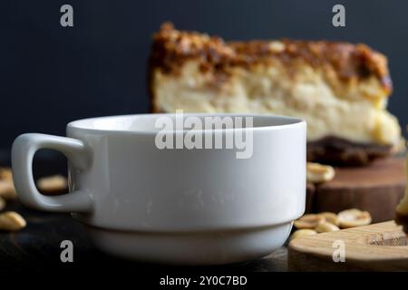 Käsekuchen aus Milchprodukten und Erdnüssen in Karamell, köstliches Dessert mit Erdnüssen, die in Stücke geschnitten werden, um in einem Café Tee zu machen Stockfoto