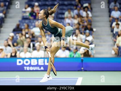 Flushing Meadow, United, Sagte. September 2024. Qinwen Zheng aus China dient Donna Vekic aus Kroatien in der 4. Runde im Arthur Ashe Stadium der US Open Tennis Championships 2024 im USTA Billie Jean King National Tennis Center am Sonntag, 1. September 2024 in New York City. Foto: John Angelillo/UPI Credit: UPI/Alamy Live News Stockfoto