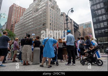 Auf der anderen Straßenseite des israelischen Konsulats versammeln sich Menschen zur Mahnwache für die sechs Geiseln, die am 1. September 2024 in New York City von Hamas-Terroristen vor dem israelischen Konsulat entführt und ermordet wurden. Amerikanisch-israelischer Hersh Goldberg-Polin, 23, unter sechs Geiseln, die tot im Gazastunnel gefunden wurden, 10 Tage nachdem Eltern den Sohn in einer DNC-Rede dazu drängten, „stark zu bleiben“. Die IDF identifizierte die anderen fünf Opfer als Ori Danino (25), Eden Yerushalmi (24), Almog Sarusi, 27; und Alexander Lobanov, 33; alle wurden während des Angriffs der Hamas am 7. Oktober vom Nova-Musikfestival entführt. Der sechste, Stockfoto