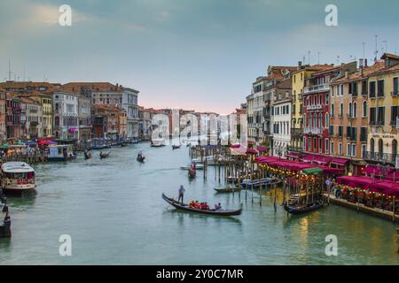 Viel Schiffsverkehr auf dem Canal Grande, Venedig, Italien, Europa Stockfoto