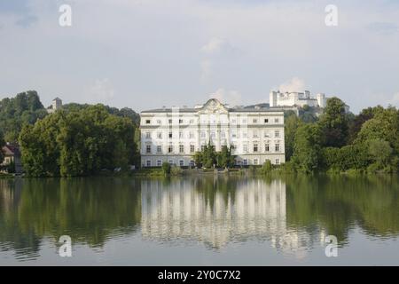 Schloss Leopoldskron vor der Hohensalzburg, Salzburg, Österreich, Europa Stockfoto