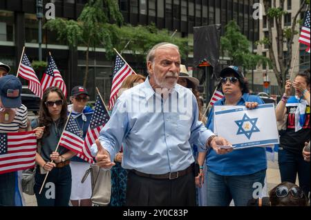 Dov Hikind, ehemaliger NY Assemblyman, Gründer der Amerikanerin gegen Antisemitismus, spricht bei einer Mahnwache für die sechs Geiseln, die am 1. September 2024 in New York von Hamas-Terroristen vor dem israelischen Konsulat entführt und ermordet wurden. Amerikanisch-israelischer Hersh Goldberg-Polin, 23, unter sechs Geiseln, die tot im Gazastunnel gefunden wurden, 10 Tage nachdem Eltern den Sohn in einer DNC-Rede dazu drängten, „stark zu bleiben“. Die IDF identifizierte die anderen fünf Opfer als Ori Danino (25), Eden Yerushalmi (24), Almog Sarusi, 27; und Alexander Lobanov, 33; alle wurden während des Okt. der Hamas vom Nova-Musikfestival entführt Stockfoto