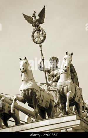 Detail des Brandenburger Tors und der Quadriga Bronzestatue. Auf deutsch heißt es Brandenburger Tor und ist eines der wenigen Denkmäler, die noch erhalten sind Stockfoto