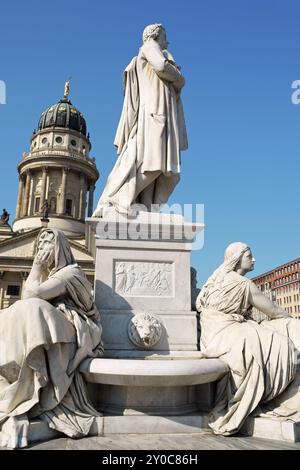 Detail des französischen Kuppels und des Denkmals des deutschen Dichters Friedrich Schiller auf dem Berliner Gendarmenmarkt Stockfoto