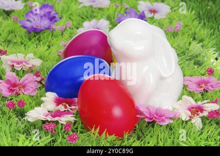 Ostereier auf Blumenwiese, ostereier auf Blumenwiese Stockfoto