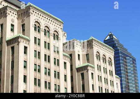 Auf der linken Seite wurde das Dominion Square Building oder Gazette Building zwischen 1928 und 1930 im Beaux Arts Style erbaut. Seine Fassade ist Alabama Rockwood li Stockfoto