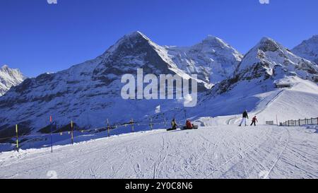 Skipiste und schneebedeckte Berge Eiger, Mönch und Lauberhorn. Wintertag in Grindelwald, Schweizer Alpen Stockfoto