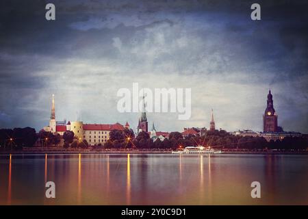 Retro-Stil Foto Nacht Riga Stadtbild. Lettland Stockfoto