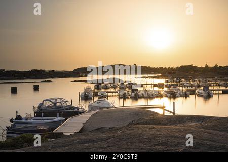 Sommersonnenuntergang über einem kleinen Yachthafen Stockfoto