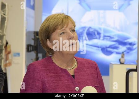 Frankfurt, Deutschland. September 2017. Angela Merkel besuchte den Kirchhoff-Stand während ihrer Tour durch die 67. IAA International Motor Show in Frankf Stockfoto