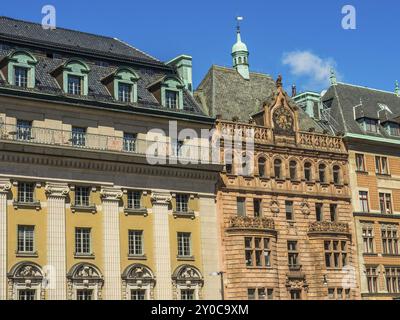 Eine Reihe historischer Gebäude mit kunstvoll gestalteten Fassaden unter klarem blauen Himmel, stockholm, ostsee, schweden, skandinavien Stockfoto