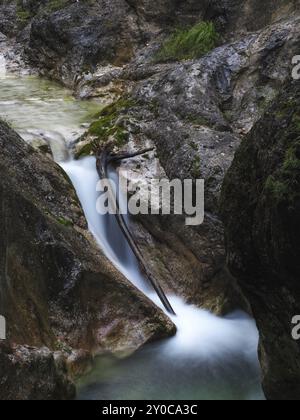 Ein Wasserfall des Almbach in der Almbachklamm Stockfoto