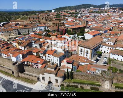 Luftaufnahme einer Stadt mit roten Ziegeldächern und alten Mauern an einem sonnigen Tag, Luftaufnahme, Puerta de Trujillo, Stadttor, Stadtmauer, Plasencia, Caceres, Ca Stockfoto