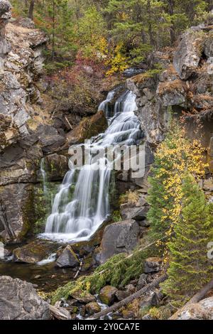 Die malerischen Crystal Falls am Highway 20 im Nordosten Washingtons Stockfoto