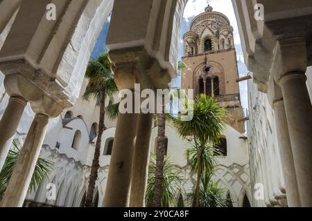Italien, Golf von Neapel. Amalfiküste, Amalfiküste. Kloster Chiostro del paradiso, direkt neben der Kathedrale von Amalfi. Der Kreuzgang mit seinen gewobenen Rundbögen Stockfoto