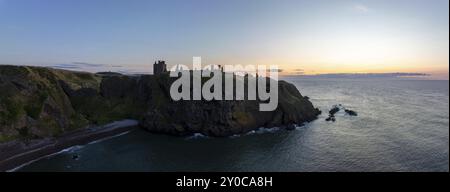 Dunnottar Castle, Burgruinen bei Sonnenaufgang auf den Klippen, Drohnenschuss, Stonehaven, Aberdeenshire, Schottland, Großbritannien Stockfoto