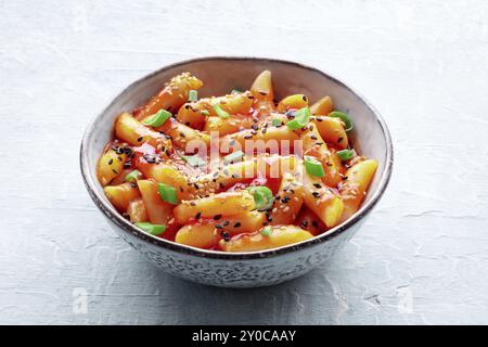 Tteokbokki oder Topokki, koreanisches Street Food, scharfe Reiskuchen in roter Pfeffer-Gochujang-Sauce, ein beliebtes Gericht Stockfoto