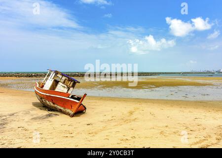 Verlassene und verschlechterte Fischtrawler strandeten am Strand in Olinda, Pernambuco Stockfoto