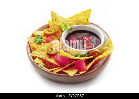 Scharfe Nachos. Mexikanische Nacho-Chips mit bbq-Sauce, Chili-Paprika und Jalapenos, isoliert auf weißem Hintergrund, Lebensmittelfotografie Stockfoto