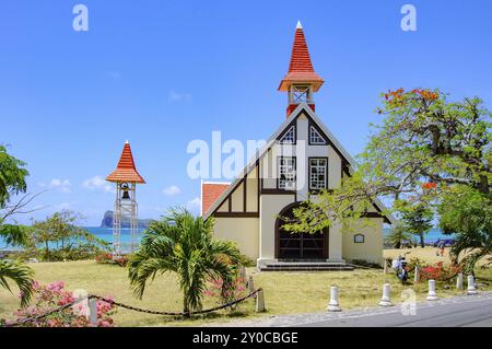 Ausflugsziel Fotomotiv für Touristen Kirche Notre-Dame Auxiliatrice de Cap Malheureux am Meer im Hintergrund Indischer Ozean und Münze Stockfoto