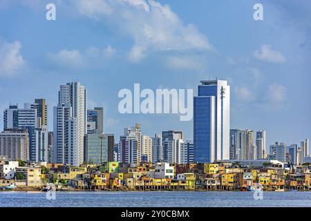 Wolkenkratzer in der Stadt Recife in Pernambuco hinter der Favela am Ufer des Capibaribe River, Recife, Pernambuco, Brasilien, Südamerika Stockfoto