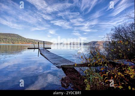 Ein hölzernes Dock auf chatcolet See in Heyburn State Park in der Nähe von Plummer, Idaho Stockfoto