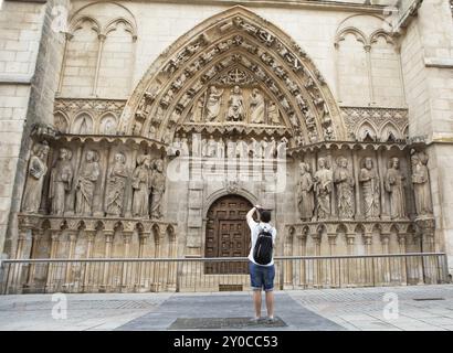 Kastilischer Mann fotografiert das Portal der Kathedrale Santa Maria von Burgos, historisches Zentrum, Provinz Burgos, Kastilien und Leon, Spanien, Europa Stockfoto