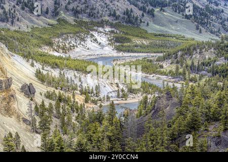 Der sich schlängelnde Yellowstone River in der Nähe der Tower Falls in Wyoming Stockfoto