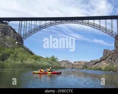 Eine Urlaubsfamilie fährt mit dem Kajak auf dem Snake River in der Nähe der Perrine Bridge in Twin Falls, Idaho Stockfoto