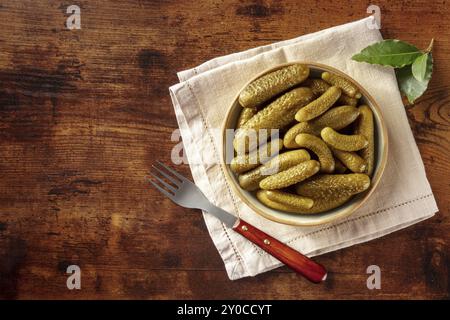 Eingelegte Gurken mit Lorbeerblatt. Fermentierte Lebensmittel. Hausgemachte Gurken in Dosen. Flachbild-Lay-Shot mit Kopierraum, Lebensmittelfotografie Stockfoto