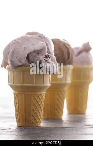 Ein Atelier-Bild von verschiedenen Eiskegeln in einer Reihe Stockfoto