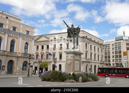 Reiterstatue von El Cid, dem spanischen Nationalhelden in der Altstadt, links das Theater, Burgos, Provinz Burgos, Kastilien und Leon, Spanien, Stockfoto