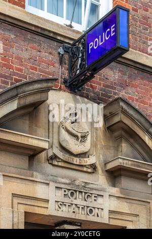 Schild und Eingang der Polizeiwache, High Wycombe, Buckinghamshire, England Stockfoto