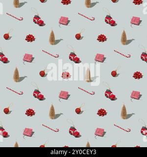 Graugrüner Hintergrund Muster mit Weihnachten, Neujahr Symbol Attribut Objekte und symbolische Elemente Konzept. Kleines rotes Taxi Auto Spielzeug, rosa Geschenkbox pres Stockfoto