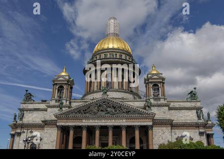 Nahaufnahme der Kuppel einer historischen Kathedrale an einem bewölkten Tag, sankt petersburg, ostsee, russland Stockfoto